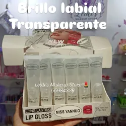 Brillo labial liso transparente