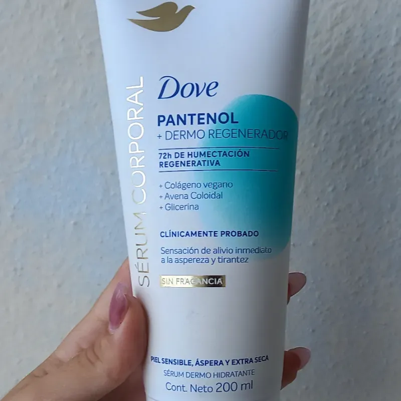 Crema Corporal Dove con pantenol dermo-regenerador. 