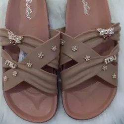 Sandalias prácticas engomadas