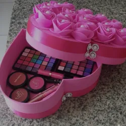 Corazón de maquillajes 