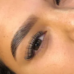 Diseño de cejas con técnica de visajismo 