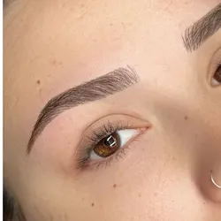 Diseño de cejas con técnica de visajismo 