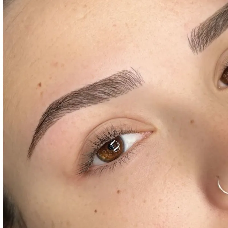 Diseño de cejas con técnica de visajismo 