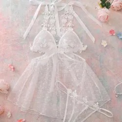 Set de camisón lencérico y tanga con lazos y bordados florales