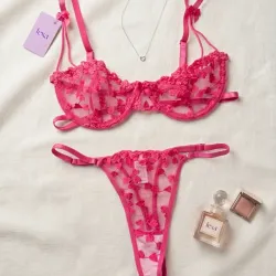 Set de lencería con bordado de corazón