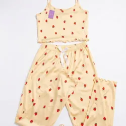 Set de pijama camiseta de tirantes y pantalón con estampado de fresas