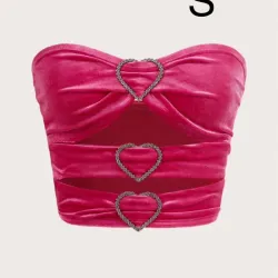 Blusa escotada con 3 corazones en el centro.