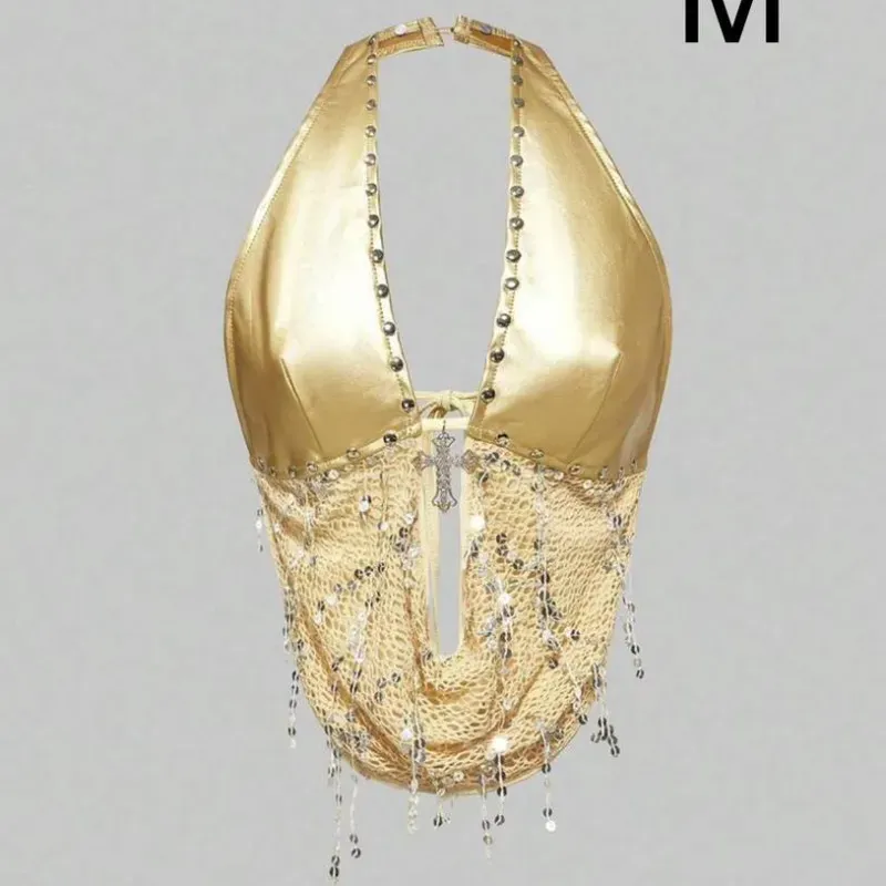 Blusa espalda fuera con crucifijo.