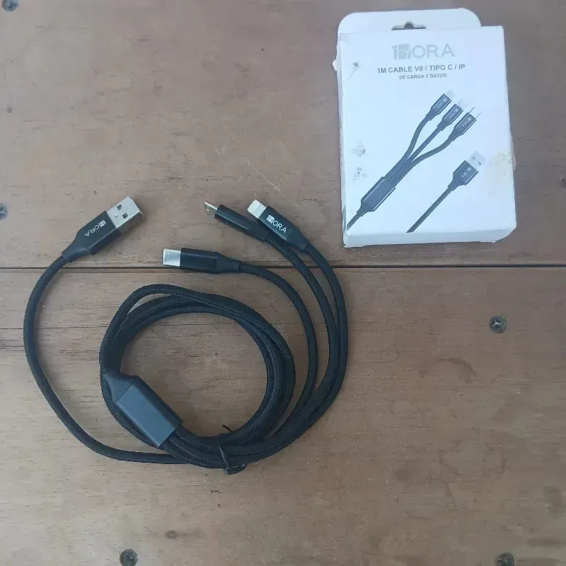 Cable de carga y de datos.