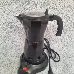 Cafetera eléctrica de 6 tazas regulable.
