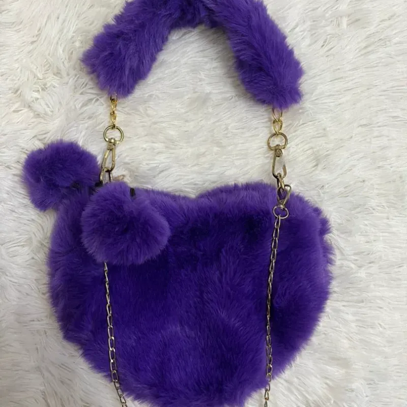 Cartera con forma de corazón.