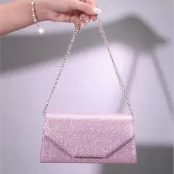Cartera sobre de noche.