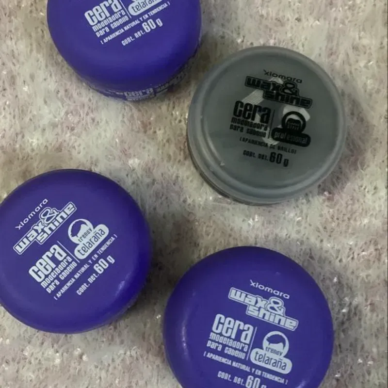 Cera modeladora para el cabello.