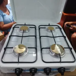 Cocina de gas de 4 hornillas.