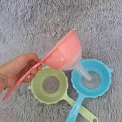 Coladores con embudo.