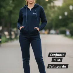 Conjunto de abrigo con capucha y pantalón para mujer.