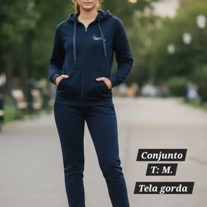 Conjunto de abrigo con capucha y pantalón para mujer.
