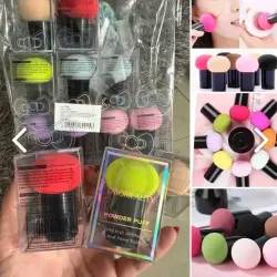 Esponja de maquillaje con mango.