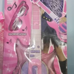 Guitarra para niñas con gafa y micrófono.