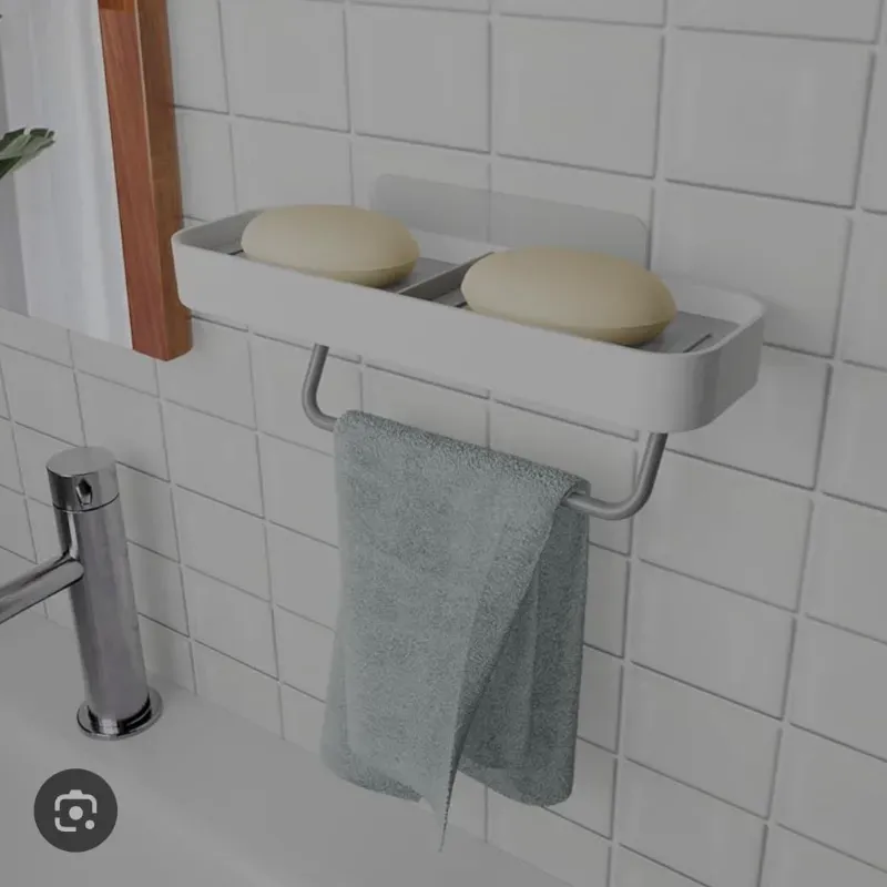 Jabonera doble con colgador para toalla.