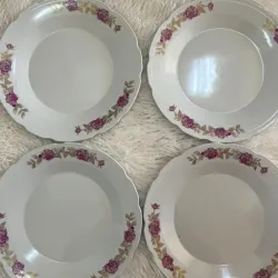 Juego de 4 platos llanos.