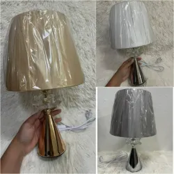 Lámpara de mesa (incluye el bombillo).