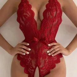 Lencería de encaje semitransparente.