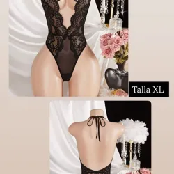 Lencería semitransparente de encaje, espalda afuera.