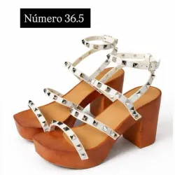 Sandalias de tacón cuadrado.