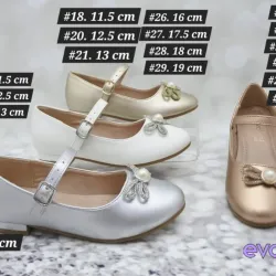 Sandalias de tacón para niñas.
