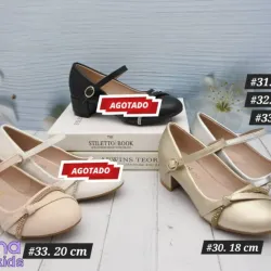 Sandalias de tacón para niñas.