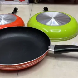 Sartén antiadherente con cabo de plástico.