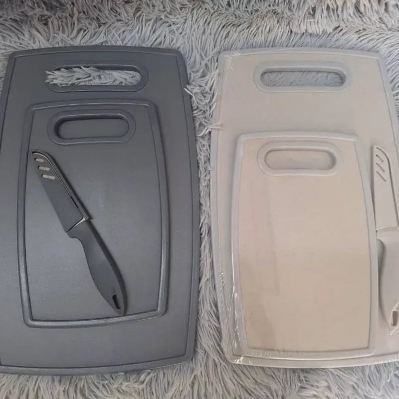 Set de 2 tablas de picar gordas con cuchillo.