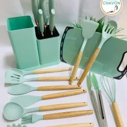 Set de utensilios de silicona con cuchillos y tabla.