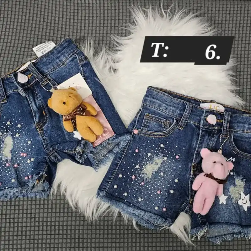 Short de niña con peluche.