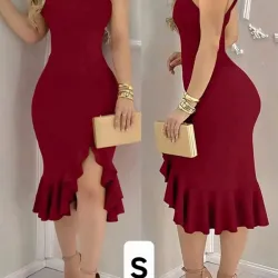 Vestido con tira en un solo hombro, con la pierna afuera.