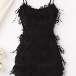 Vestido corto de flecos.