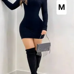 Vestido corto de mangas largas con hombro afuera.