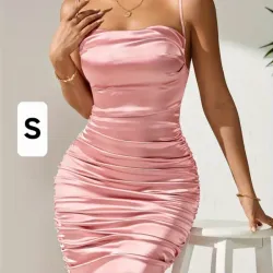 Vestido corto de satén.