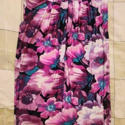 Vestido corto escotado.