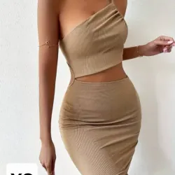 Vestido corto espalda afuera.