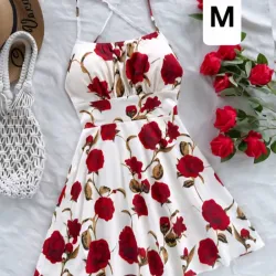 Vestido corto, espalda afuera.