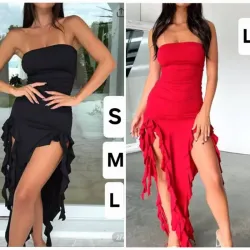 Vestido corto, sin hombros, estilo ripeado.