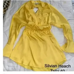 Vestido de mangas largas.