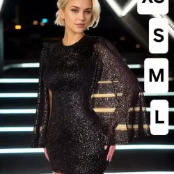 Vestido de noche, corto, de mangas transparentes.