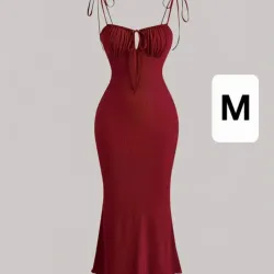 Vestido entallado largo de tiras.