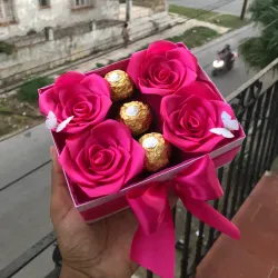Cajita de 4 rosas con Ferreros. 🌹💞
