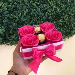 Cajita de 4 rosas con Ferreros. 🌹💞