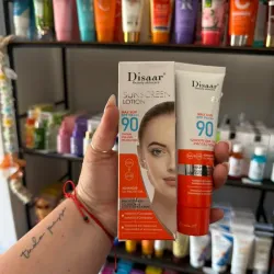 Protector solar al 90 con color