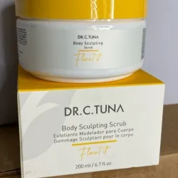 Dr. C. Tuna – Flaunt It Body Sculpting Scrub (Exfoliante Modelador para Cuerpo)